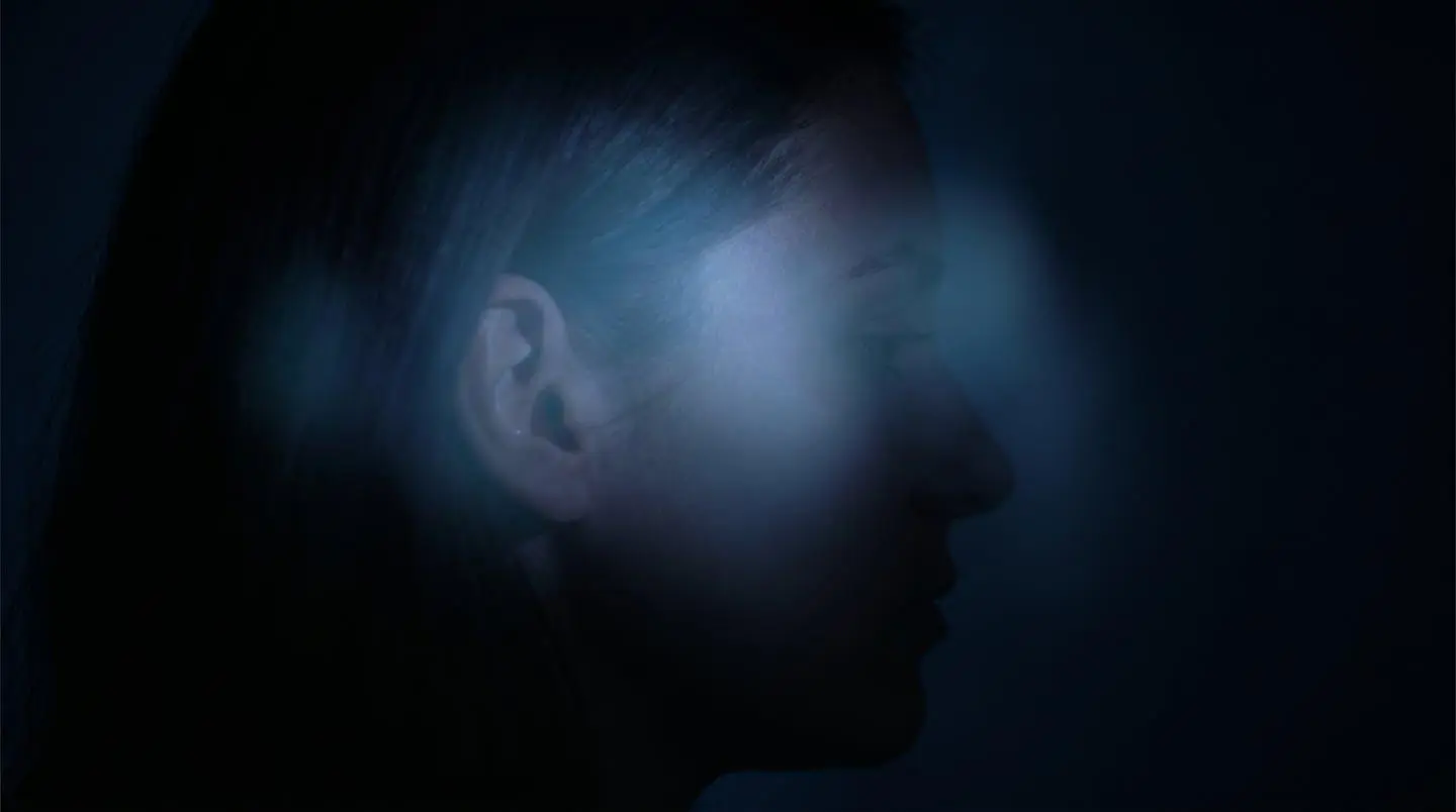 Représentation conceptuelle de connexions neuronales actives sur fond sombre avec lumière bleue douce